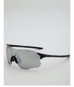 Détail de lunettes de sport avec monture noire mate et grand verre protecteur gris