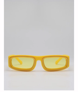 Détail de lunettes de soleil rectangulaires jaunes avec bordure intérieure dorée