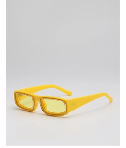 Vue détaillée de lunettes de soleil jaunes transparentes avec monture étroite rectangulaire