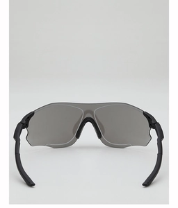 Vue arrière de lunettes de cyclisme noir mat avec verres gris et branches antidérapantes