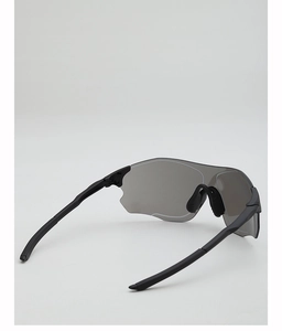 Détail de lunettes de soleil sport noir mat avec verres gris et plaquettes de nez antidérapantes