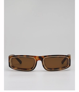 Détail de lunettes de soleil carrées écaillées avec inserts métalliques dorés