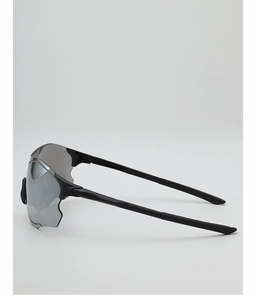 Vue latérale de lunettes de soleil de sport noires aérodynamiques avec verres miroirs