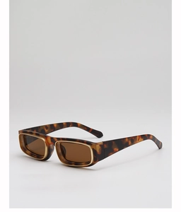 Détail de lunettes de soleil rectangulaires écaillées avec bordure dorée et verres bruns