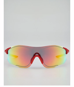 Détail de lunettes de soleil de sport rouges avec verres réfléchissants colorés