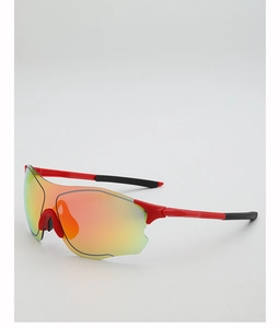 Détail macro de lunettes de soleil sport rouges avec verres dégradés et plaquettes nez