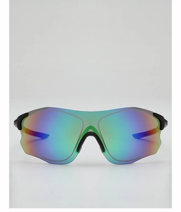 Vue de face de lunettes de cyclisme de sport avec verre iridescent et monture noire