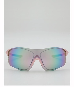 Détail de lunettes de vélo roses avec grands verres miroir irisés pour le sport de plein air
