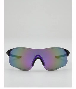 Détail de lunettes de cyclisme aux verres arc-en-ciel et monture noire ergonomique