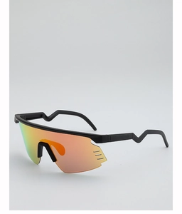 Detail of polarized gradient lens with side ventilation holes and wavy temples