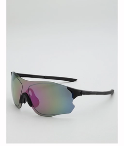 Détail de la monture noire mate et du verre bouclier iridescent des lunettes de sport