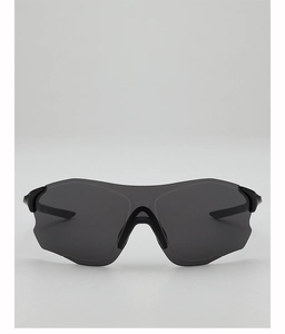 Vue de face de lunettes de soleil de sport noir mat avec écran panoramique coupe-vent