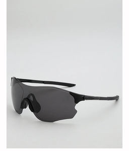 Gros plan de lunettes de soleil de sport noires avec verres panoramiques profilés