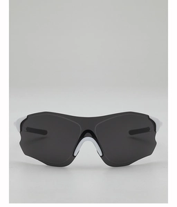 Vue de face de lunettes de sport blanches avec de grands verres gris pour le cyclisme
