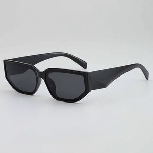 Lunettes de soleil œil-de-chat rétro avec large monture noire et verres polarisants