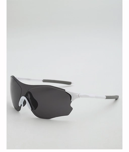 Détail des lunettes de soleil sport blanc et gris avec verres enveloppants gris pro