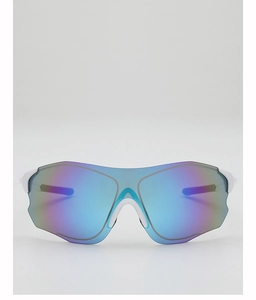 Détail de lunettes de cyclisme blanches avec écran polarisé bleu-violet enveloppant