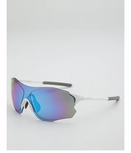 Détail de lunettes de cyclisme blanches avec verres miroirs bleu-violet et embouts gris