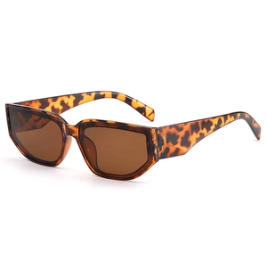 Lunettes de soleil rétro œil-de-chat en écaille avec verres bruns et monture large moderne