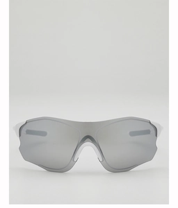 Vue de face de lunettes de soleil de sport blanches avec grand verre argenté pour le cyclisme