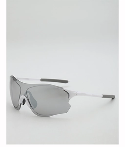 Vue détaillée des lunettes de cyclisme avec verres argentés et monture blanche