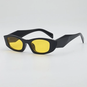 Lunettes de soleil œil-de-chat rétro avec monture noire et verres jaunes tendance