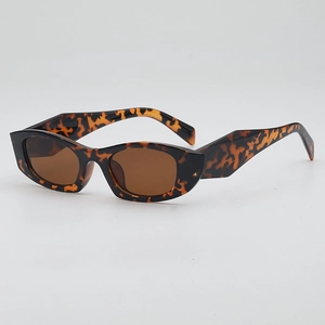 Lunettes de soleil rétro en écaille à monture large avec verres bruns et design œil-de-chat