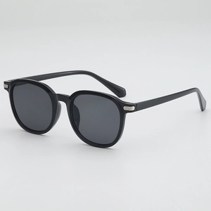 Lunettes de soleil rétro noires rondes avec détails métalliques argentés, vue à 45 degrés