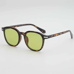 Lunettes de soleil rétro léopard avec verres vert clair pour un look vintage tendance