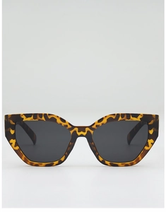 Detailed view of trendy tortoiseshell cat eye sunglasses with thick geometric resin frames