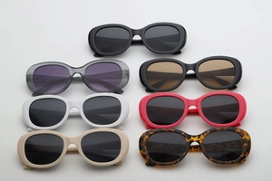 Vue à plat de sept lunettes de soleil ovales aux couleurs tendance dont noir, blanc et écaille