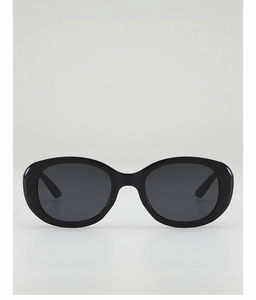 Gros plan de lunettes de soleil ovales noires tendance avec monture en résine lisse