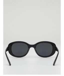 Vue arrière des lunettes de soleil ovales noires avec verres gris foncé sur fond gris