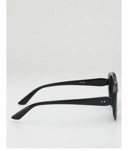 Détail de la monture ovale noire de lunettes de soleil avec rivets et modèle WF1298