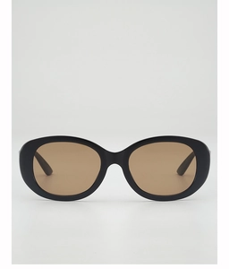 Vue frontale de lunettes de soleil ovales vintage noires avec verres marron translucides