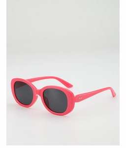 Détail macro de lunettes de soleil ovales roses rétro avec verres foncés et rivets