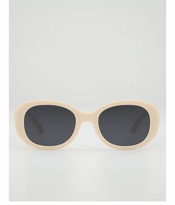 Détail de lunettes de soleil ovales crème avec monture épaisse et verres foncés rétro