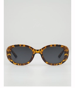 Vue de face de lunettes de soleil ovales avec monture léopard vintage et verres gris foncé