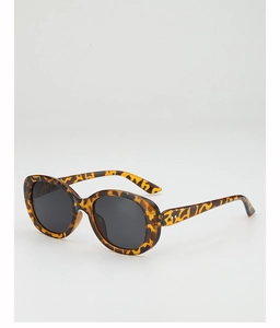 Détail de lunettes de soleil ovales léopard avec verres foncés et rivets argentés