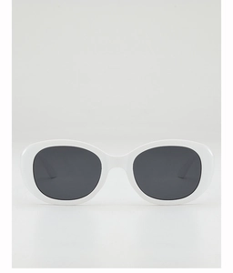 Vue de face de lunettes de soleil ovales couleur bonbon avec monture blanche et verres gris