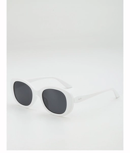 Gros plan sur des lunettes de soleil ovales blanches avec verres gris foncé pour un look tendance