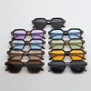 Nove paia di occhiali da sole poligonali vintage in vari colori gelatina e motivi di montatura