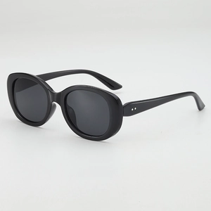 Lunettes de soleil ovales noires classiques avec monture brillante et verres gris foncé