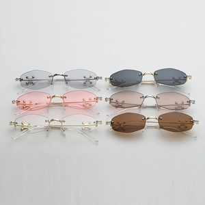 Détail de lunettes de soleil octogonales sans monture avec strass et métal chic