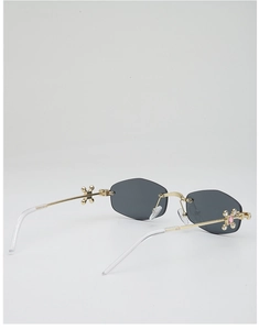 Détail de la branche en métal doré avec croix en strass sur lunettes sans monture polygones