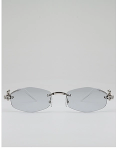 Détail de lunettes de soleil sans monture avec verres gris-bleu et charnières à strass