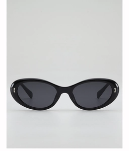 Détails des lunettes de soleil œil-de-chat noires avec rivets argentés et verres gris