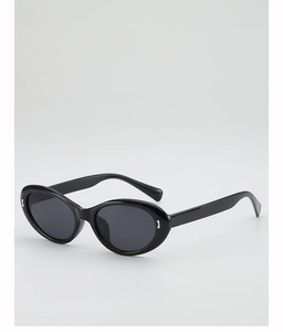 Détails rapprochés des lunettes de soleil œil-de-chat noires avec accents argentés