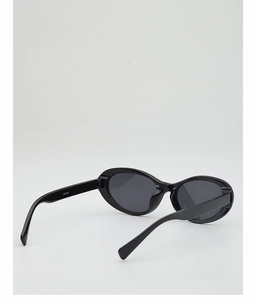 Vue détaillée du modèle WF1291 sur la branche de lunettes de soleil œil de chat