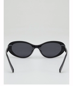 Détail de lunettes de soleil œil de chat noir brillant avec monture ovale et verres foncés